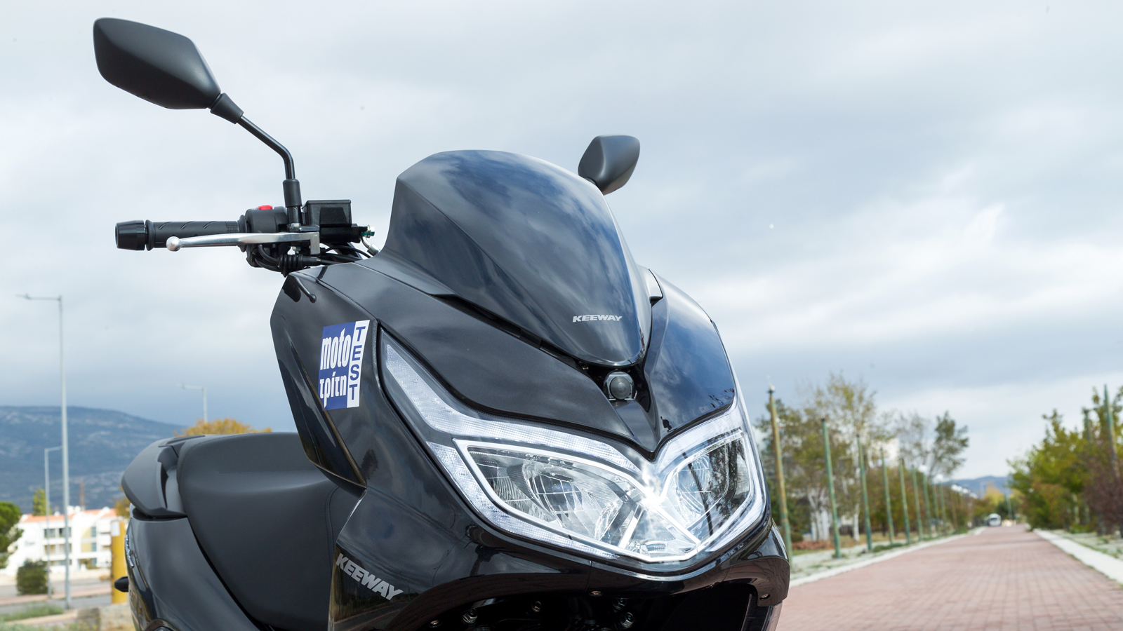 Ο κεντρικός προβολέας αποτελείται από δύο λαμπτήρες για την μικρή και μεγάλη σκάλα και LED φώτα ημέρας που τους διατρέχει από πάνω σαν φρύδι.