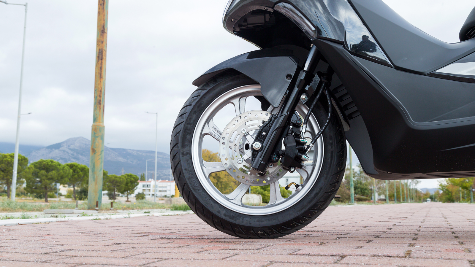 Τηλεσκοπικό πιρούνι εμπρός και διπλά αμορτισέρ πίσω με ρυθμιζόμενη προφόρτιση.