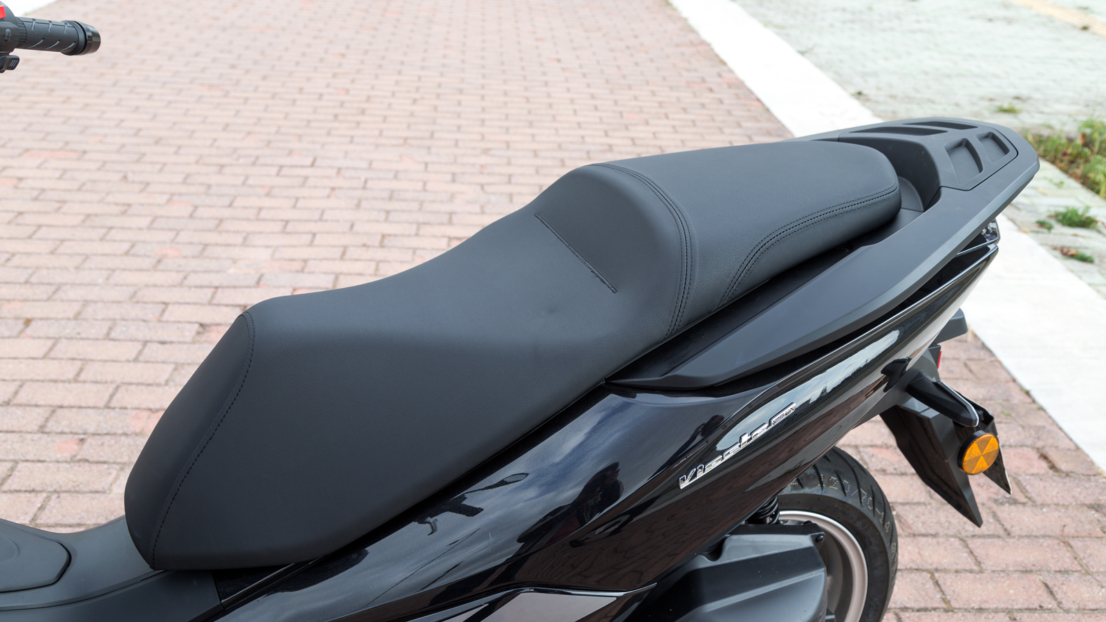 Το σχήμα της σέλας και η στήριξη της μέσης προσφέρουν άνετη θέση οδήγησης.