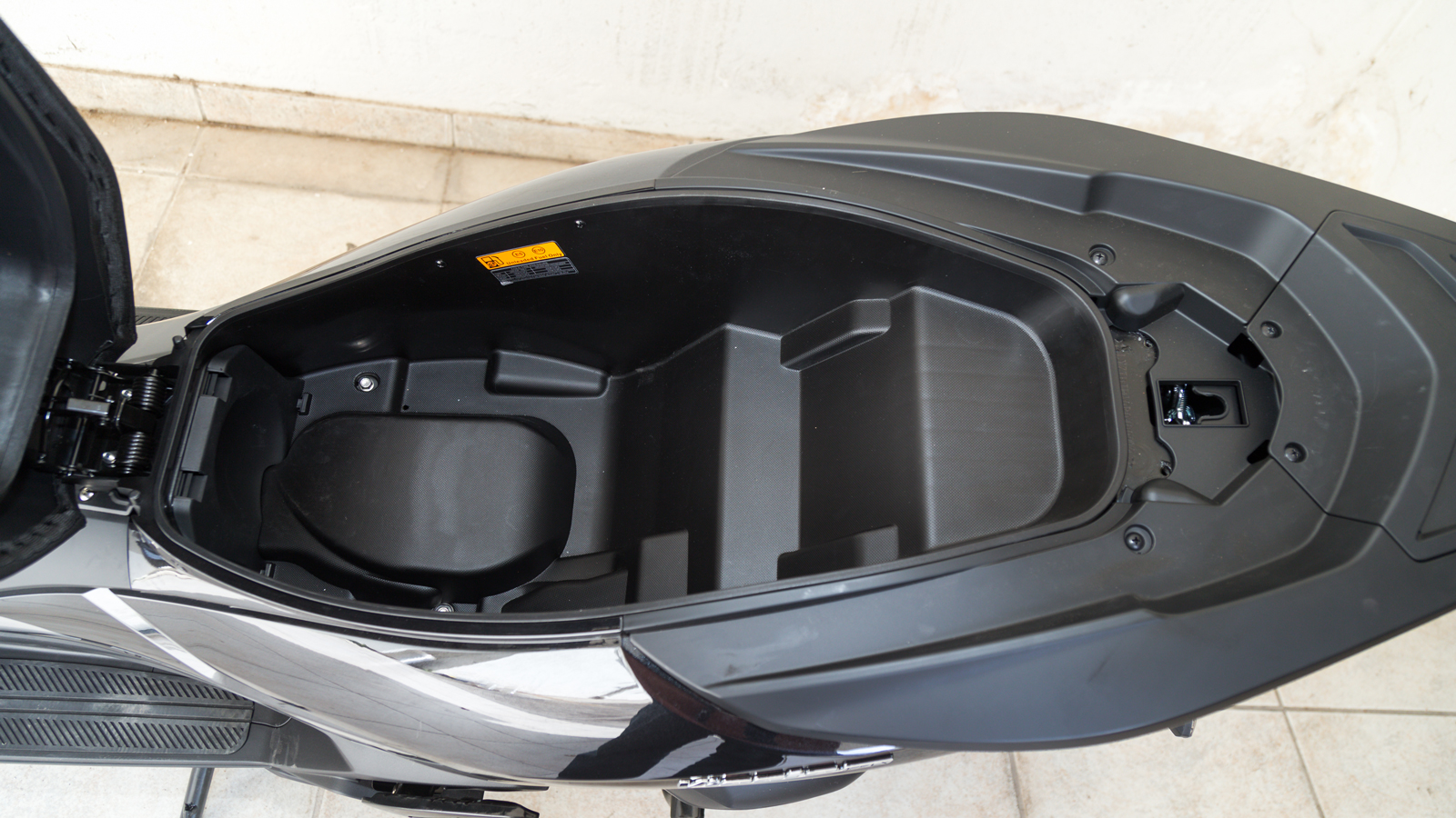 Κάτω από τη σέλα χωράει ένα jet κράνος.