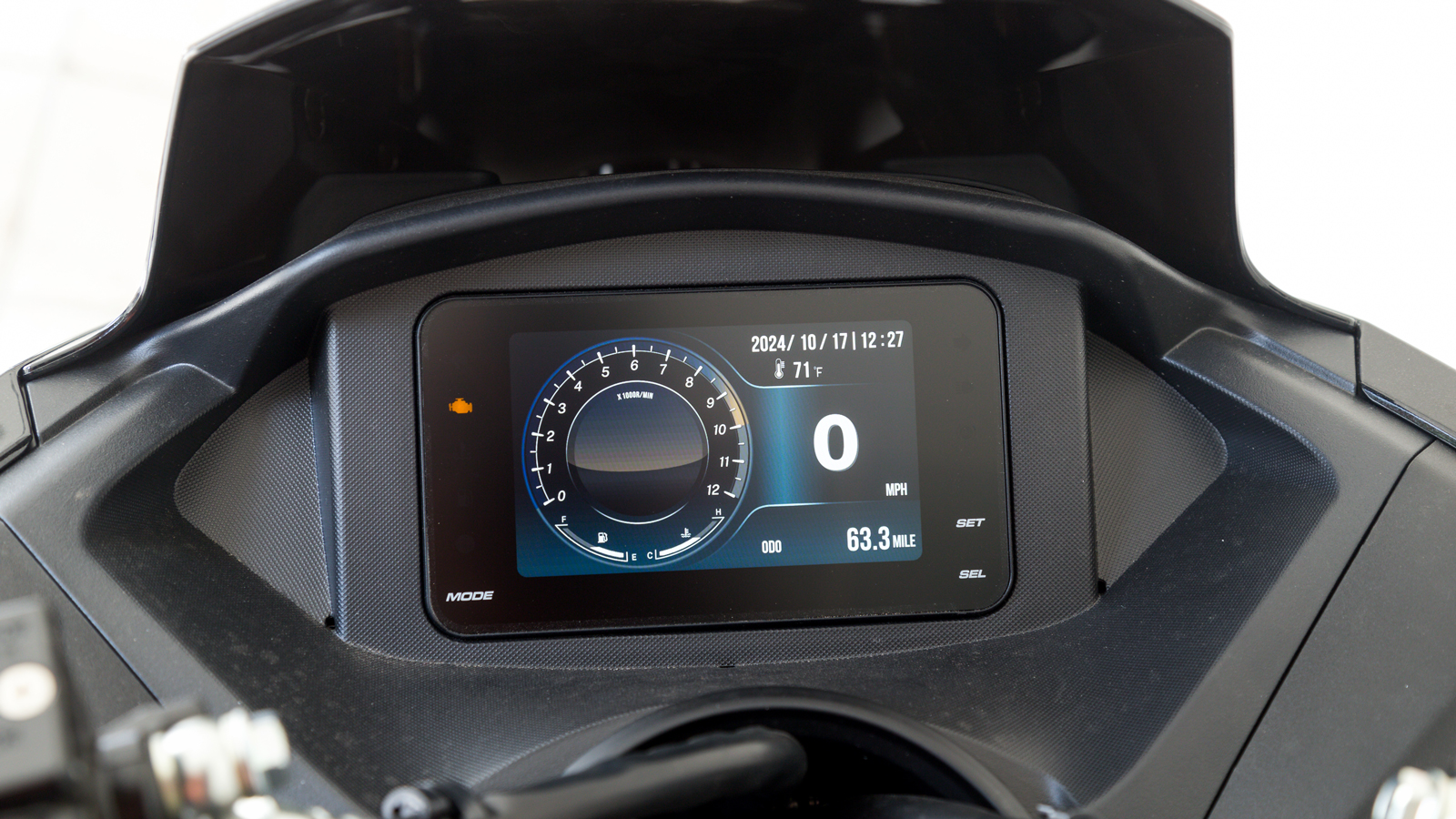 Ο πίνακας οργάνων προσφέρει όλες τις απαραίτητες πληροφορίες συν θερμοκρασία περιβάλλοντος.