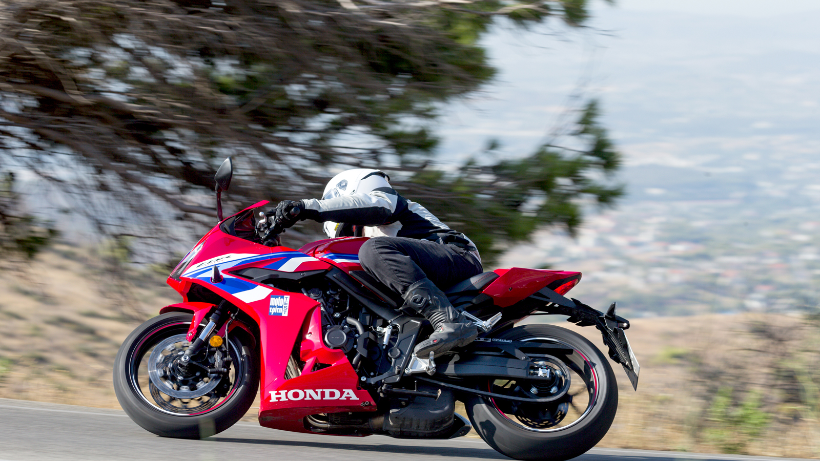 Τα φρένα της Nissin κάνουν αποτελεσματική δουλειά στην επιβράδυνση της μοτοσυκλέτας, αφού την ακινητοποιούν από τα 100χλμ/ω σε 43,2 μέτρα.