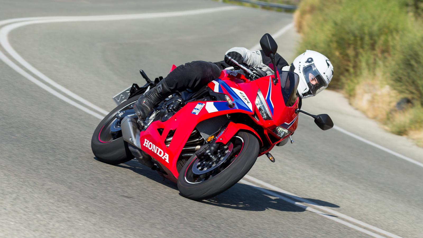 Το CBR 650R εξοπλίζεται με έναν τετρακύλινδρο κινητήρα 649cc που αποδίδει 95 άλογα και με την προσθήκη του E-Clutch κοστίζει 10.490 ευρώ