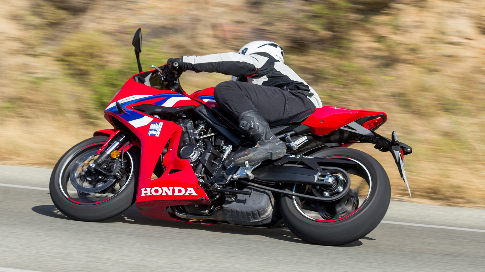 Συνεχίζοντας λοιπόν στο μονοπάτι της καινοτομίας, παρουσιάζει το σύστημα E-Clutch, το οποίο δοκιμάσαμε στο νέο CBR 650R και μετατρέπει ουσιαστικά την 