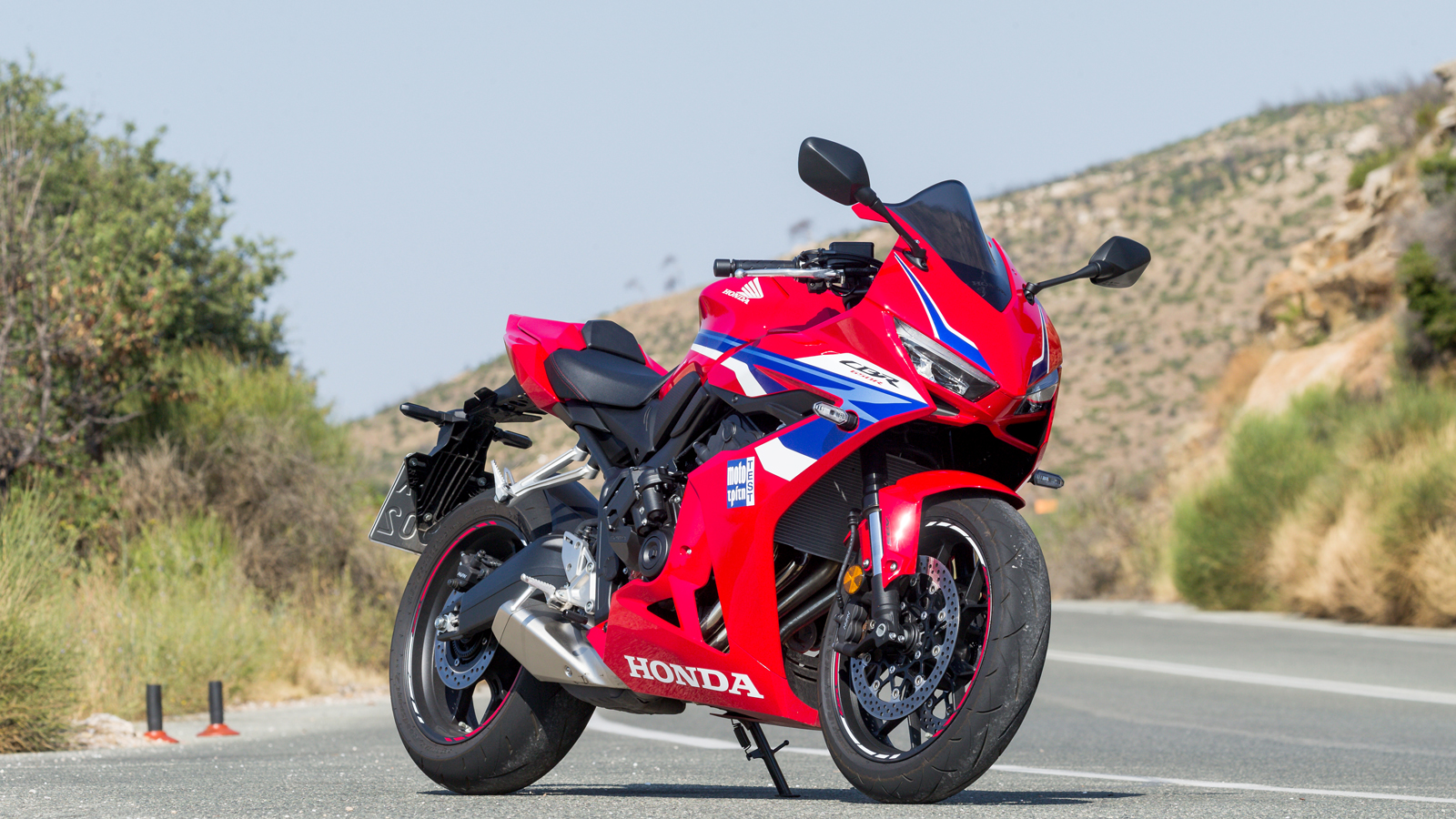 Ο συνδυασμός κόκκινου, μπλε και λευκού τραβάει τα βλέμματα, καθώς είναι όλα έντονα χρώματα, ενώ η λωρίδα στο περίγραμμα των τροχών σε λευκό και κόκκιν