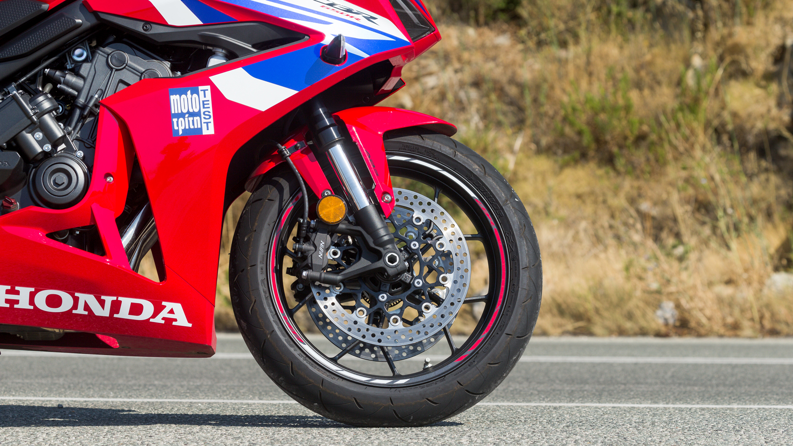 Στα φρένα συναντάμε δαγκάνες της Nissin, οι οποίες συνδυάζονται με 2 δίσκους 310 χλστ και έχουν 4 έμβολα εμπρός