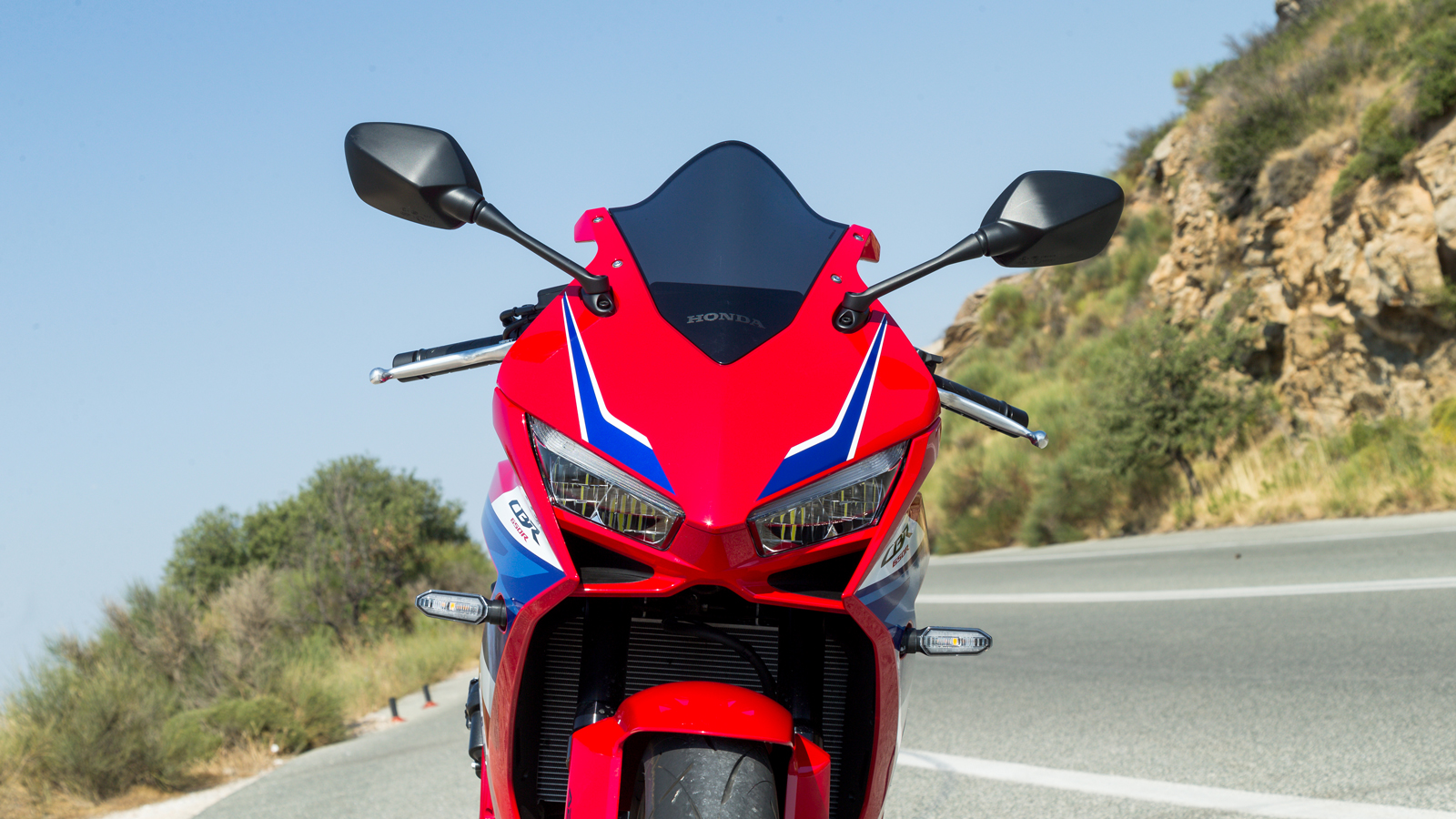 Οι διακόπτες είναι λιτοί και εύκολοι στην χρήση, με την πλοήγηση στο μενού να γίνεται από ένα χειριστήριο στην αριστερή μεριά του τιμονιού και το Trac