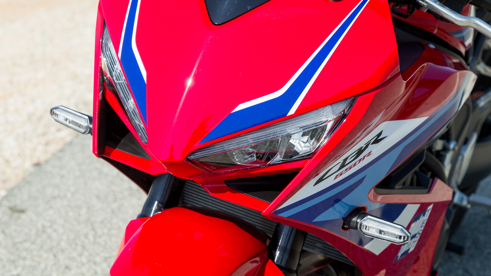 Τα πλαστικά πάνελ της μοτοσυκλέτας είναι στιβαρά συνδεδεμένα μεταξύ τους και δεν παρουσιάζουν κενά ή τριγμούς 