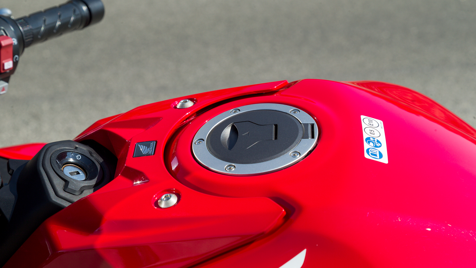 Παρόλα αυτά θα λέγαμε πως είναι αρκετά άνετη για τα δεδομένα της κατηγορίας και η σέλα έχει αρκετό μήκος ώστε να του χαρίζει σιγουριά