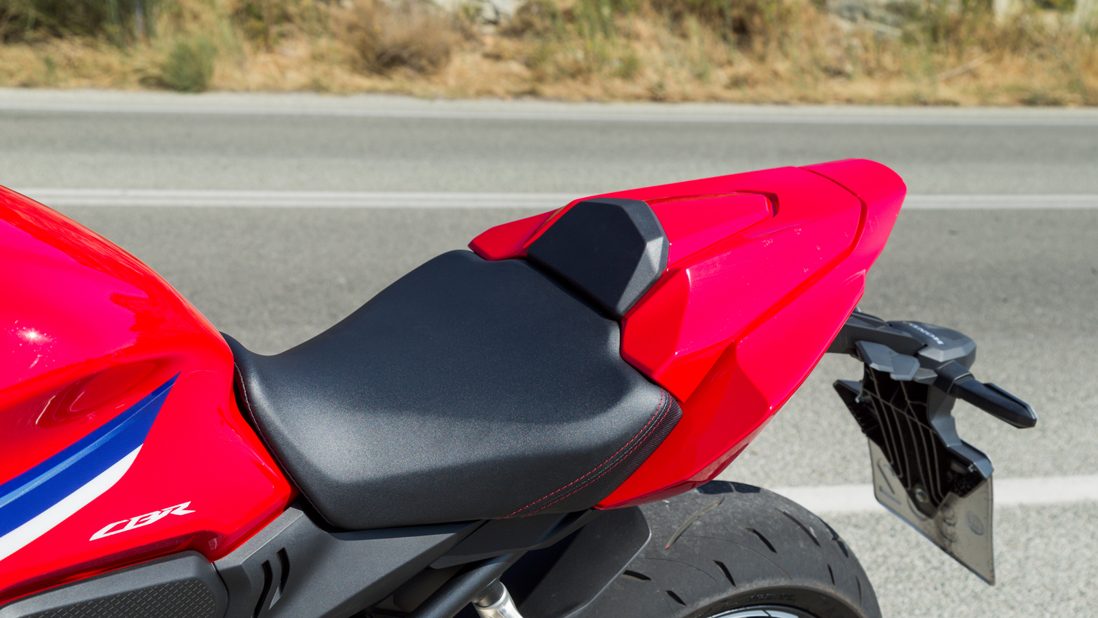 Σαν Supersport μοτοσυκλέτα η άνεση δεν αποτελεί τον πρωταρχικό στόχο του CBR 650R, αλλά αποτελεί ένα μοντέλο με πιο ήπιο προσανατολισμό από την καθαρό