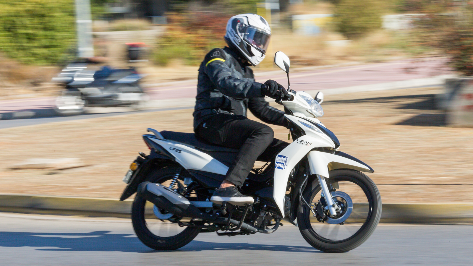 Μέσα στην κίνηση το LF 125 δεν θα κολλήσει πραγματικά πουθενά, καθώς συνδυάζει όλες τις θετικές αρετές που χρειάζεται ένα όχημα πόλης.