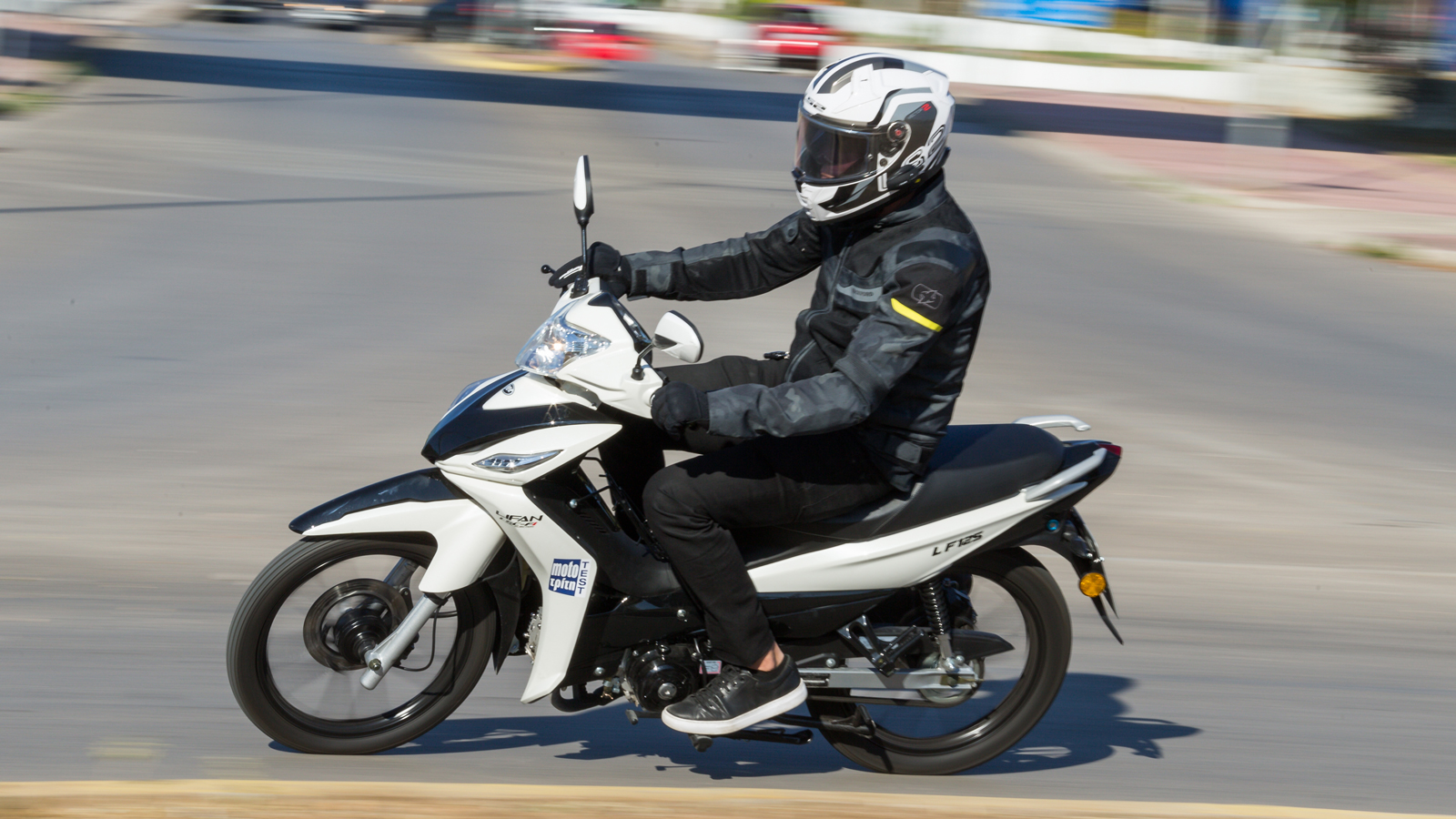 Από άποψη μεγέθους της σέλας τα πράγματα είναι αρκετά γενναιόδωρα, τόσο για τον αναβάτη όσο και για τον συνεπιβάτη.