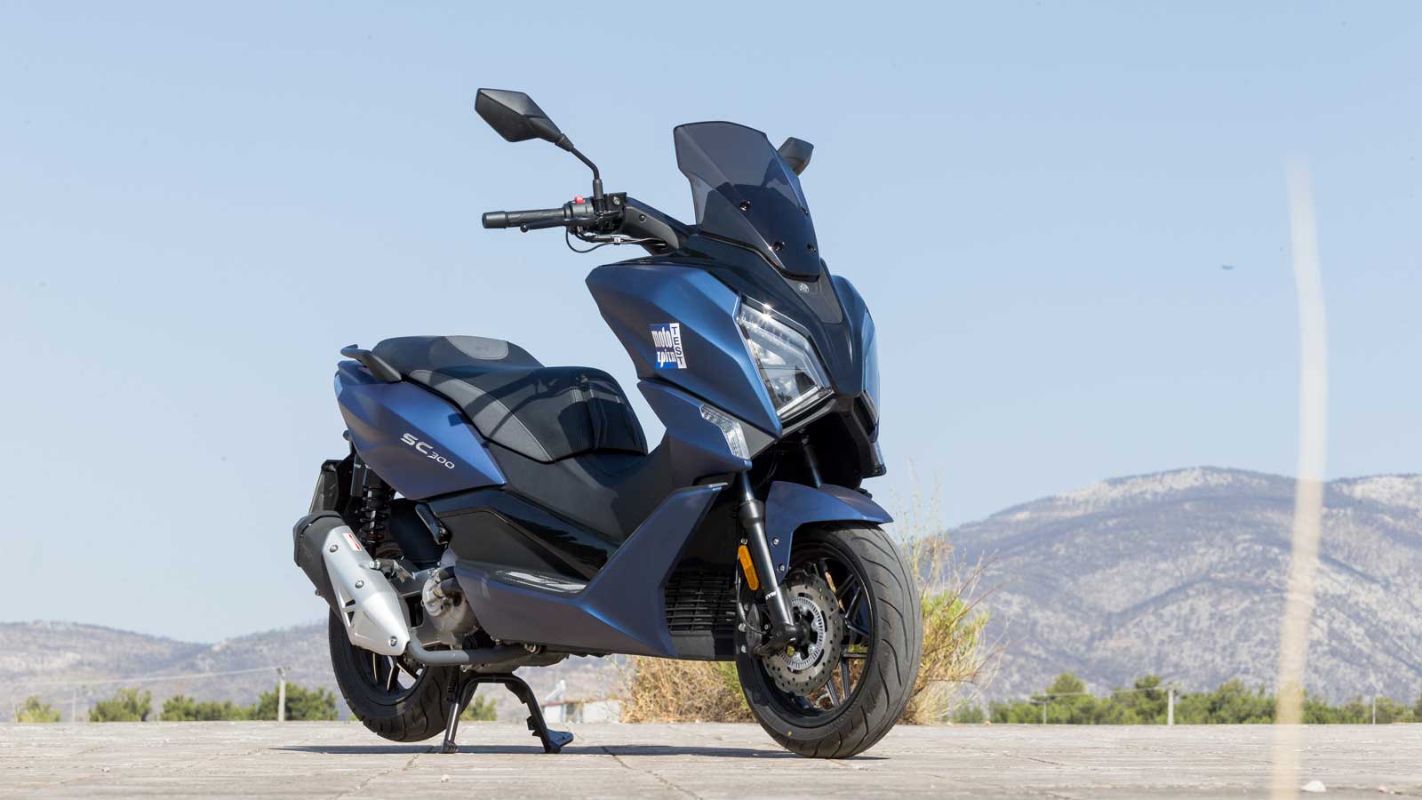 To SC 300 αποκτά εμφάνιση που θυμίζει μεγάλη μοτοσυκλέτα με μία φευγαλέα ματιά, αφού το «αγριεμένο» μούτρο της με την «μύτη» που σχηματίζεται ανάμεσα 