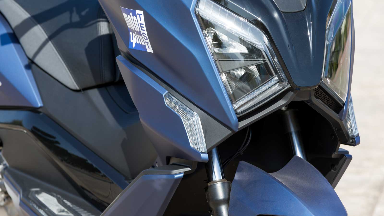 Τα φωτιστικά σώματα είναι φυσικά τεχνολογίας LED με τους εμπρός X-Vertical προβολείς να αποτελούνται από τέσσερεις λωρίδες φωτός.