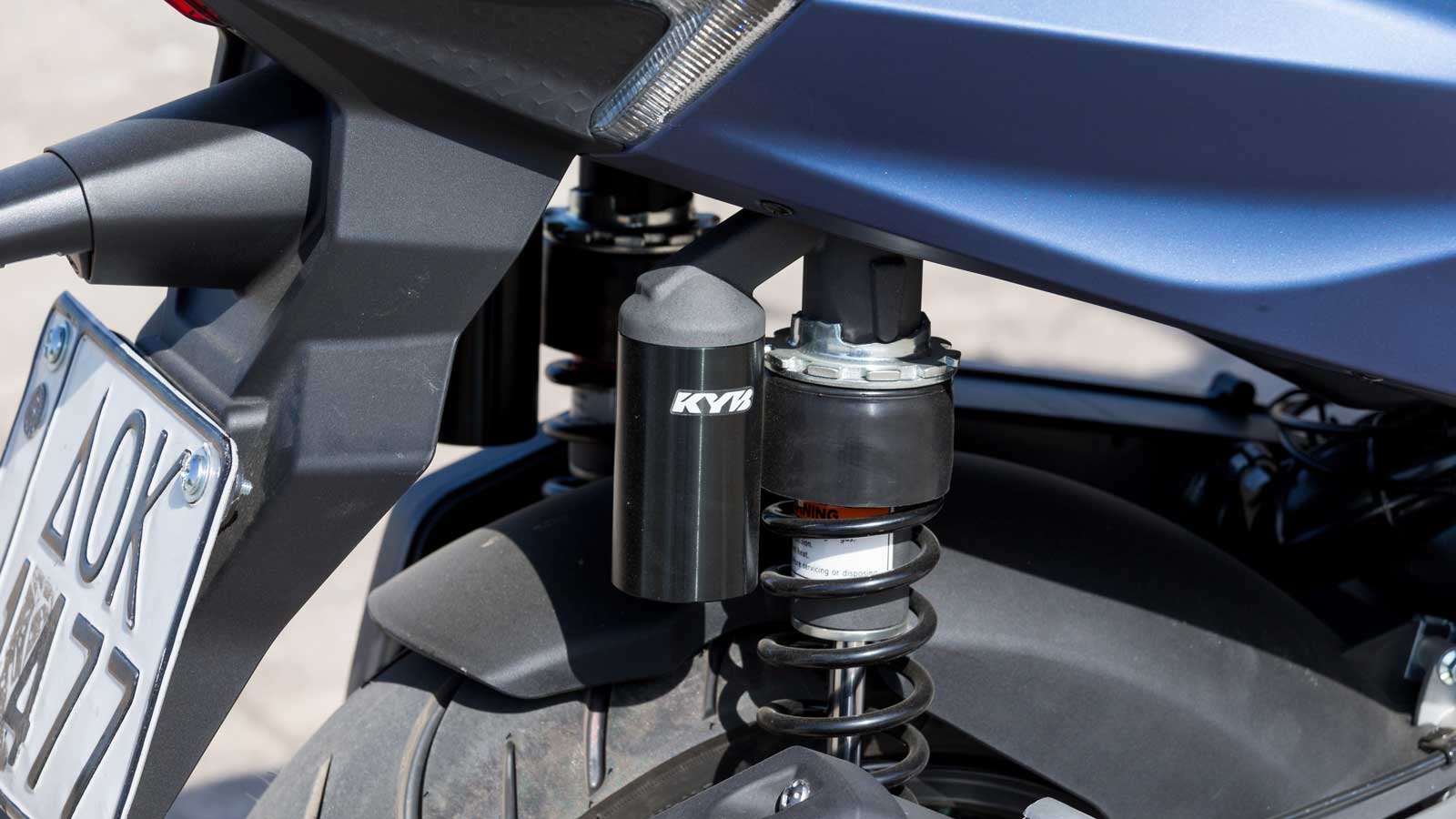 Διπλά αμορτισέρ πίσω με ρυθμιζόμενη ως προς 7 θέσεις προφόρτιση και διαδρομή 65 χλστ