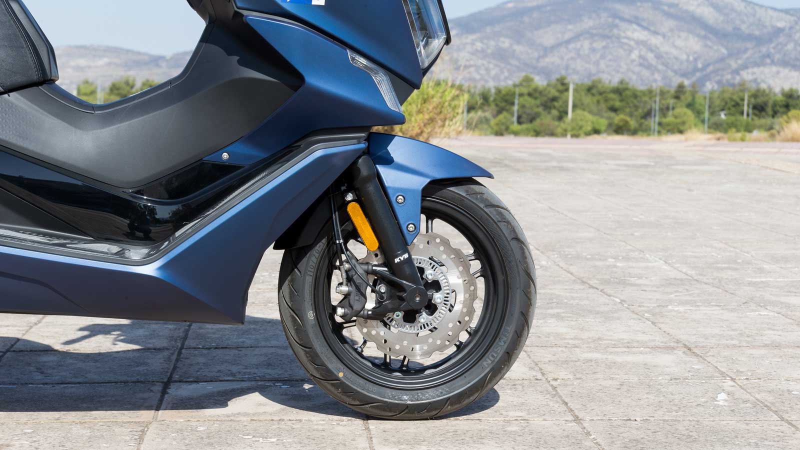 Στις αναρτήσεις του συναντάμε την επώνυμη KYB που το έχει εξοπλίσει με ένα τηλεσκοπικό πιρούνι εμπρός διαδρομής 90 χλστ.