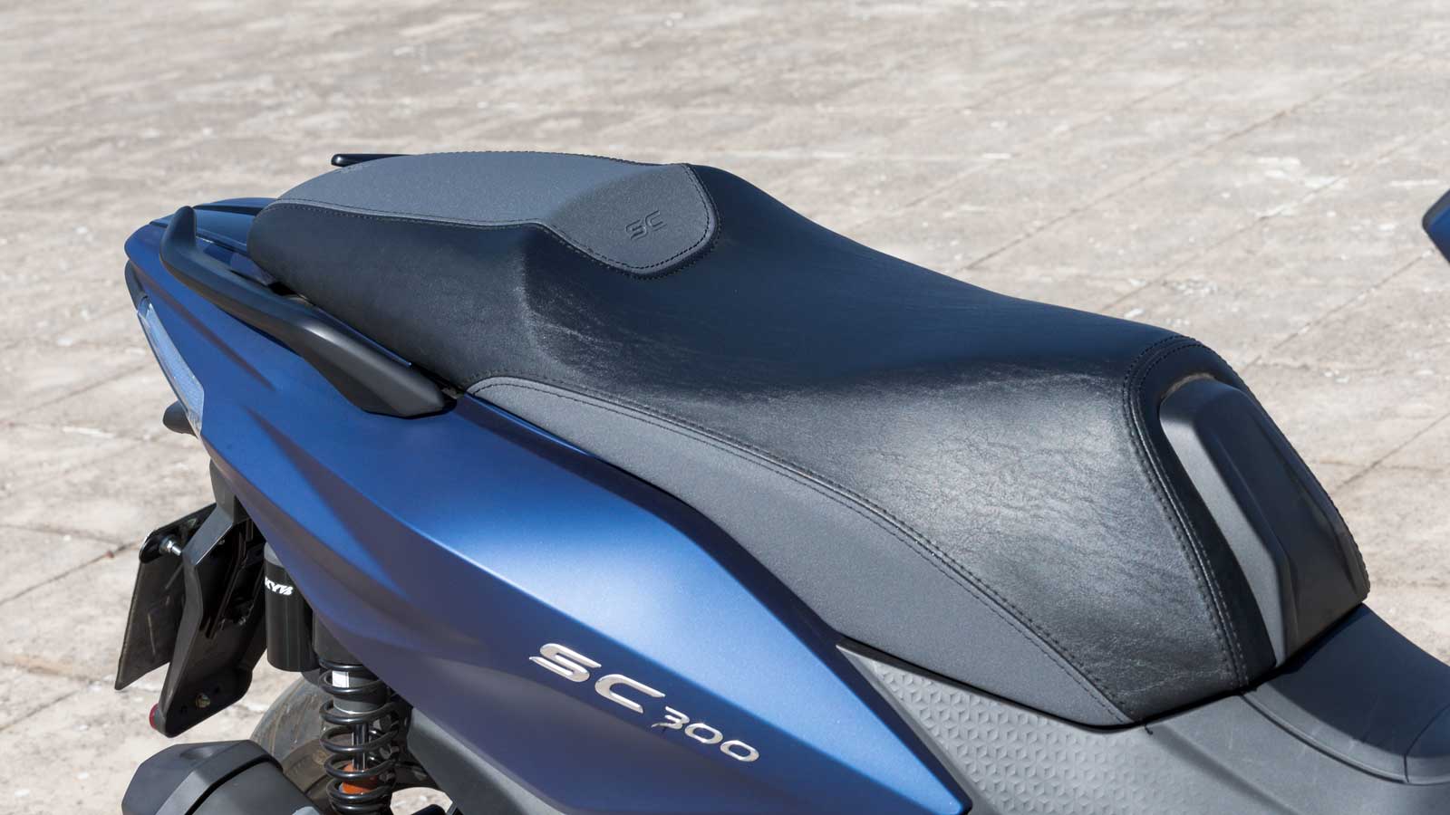 Το σχήμα της σέλας δύο επιπέδων με τη μικρή υψομετρική διαφορά μεταξύ του επιβάτη και του συνεπιβάτη, προσφέρει στήριξη στη μέση με την καμπύλη που κά