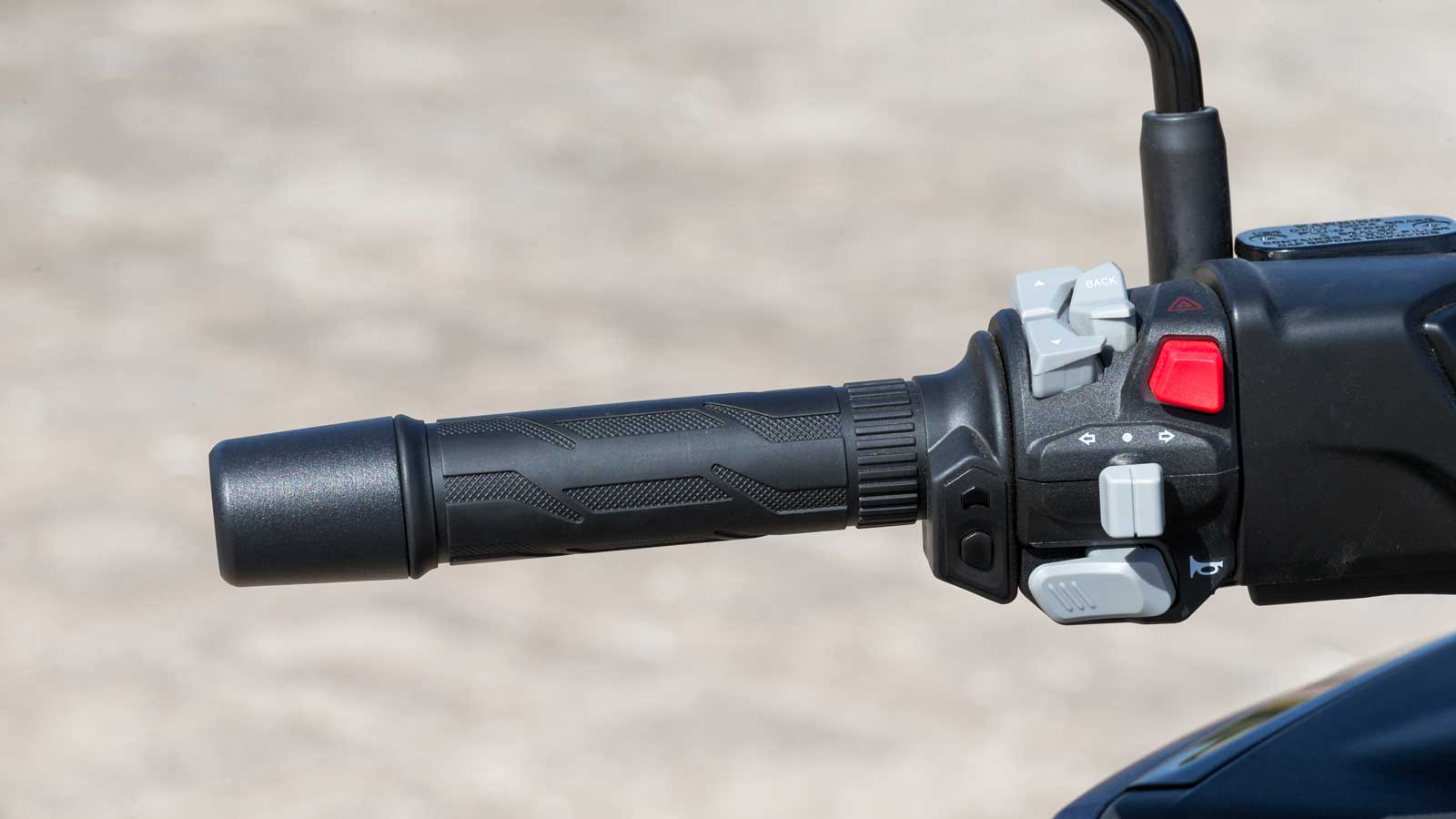 Τα γκριπ του τιμονιού και οι διακόπτες αποπνέουν μία Premium αίσθηση.