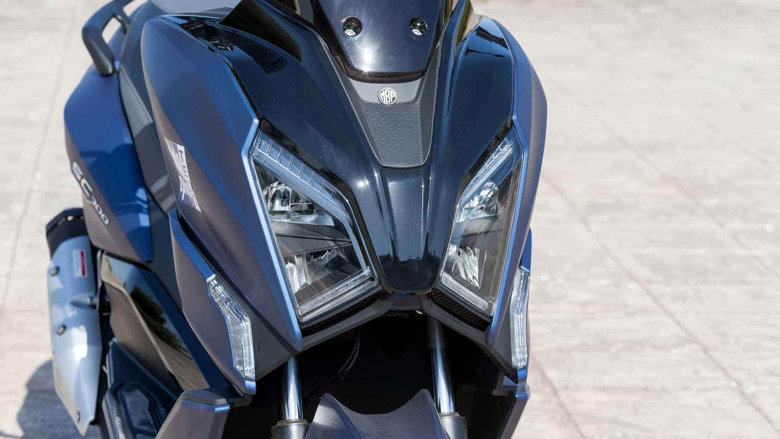 Φώτα ημέρας που βρίσκονται επάνω από τους προβολείς σαν φρύδια