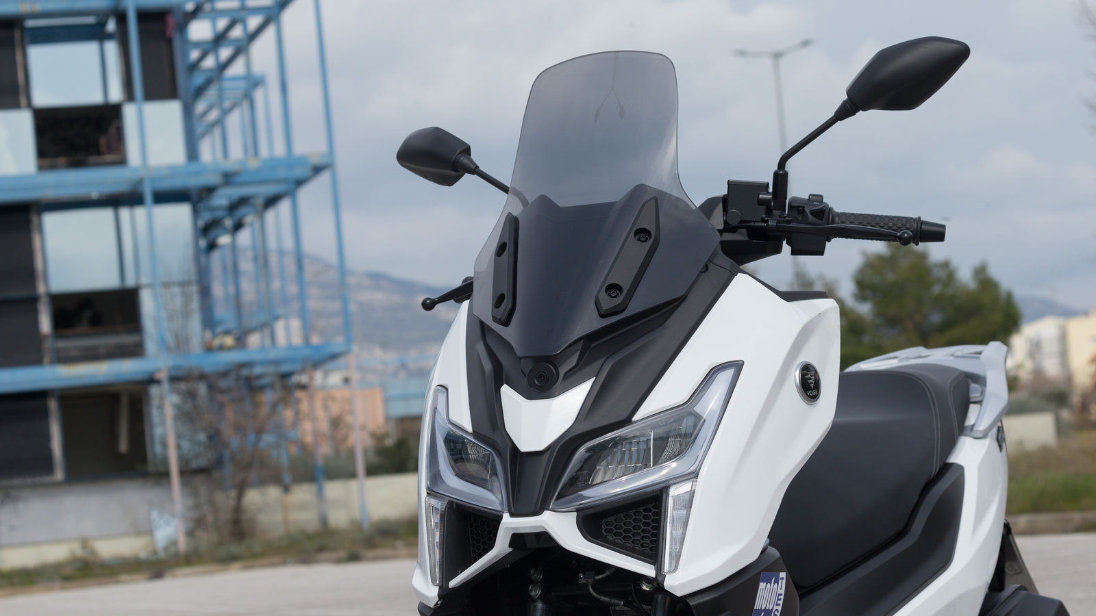 Το Voge SR1 είναι ένα κλασσικό GT Scooter με μικρές ξεχωριστές πινελιές, που στόχο έχουν να του προσδώσουν έναν ιδιαίτερο χαρακτήρα, κρατώντας όμως μι