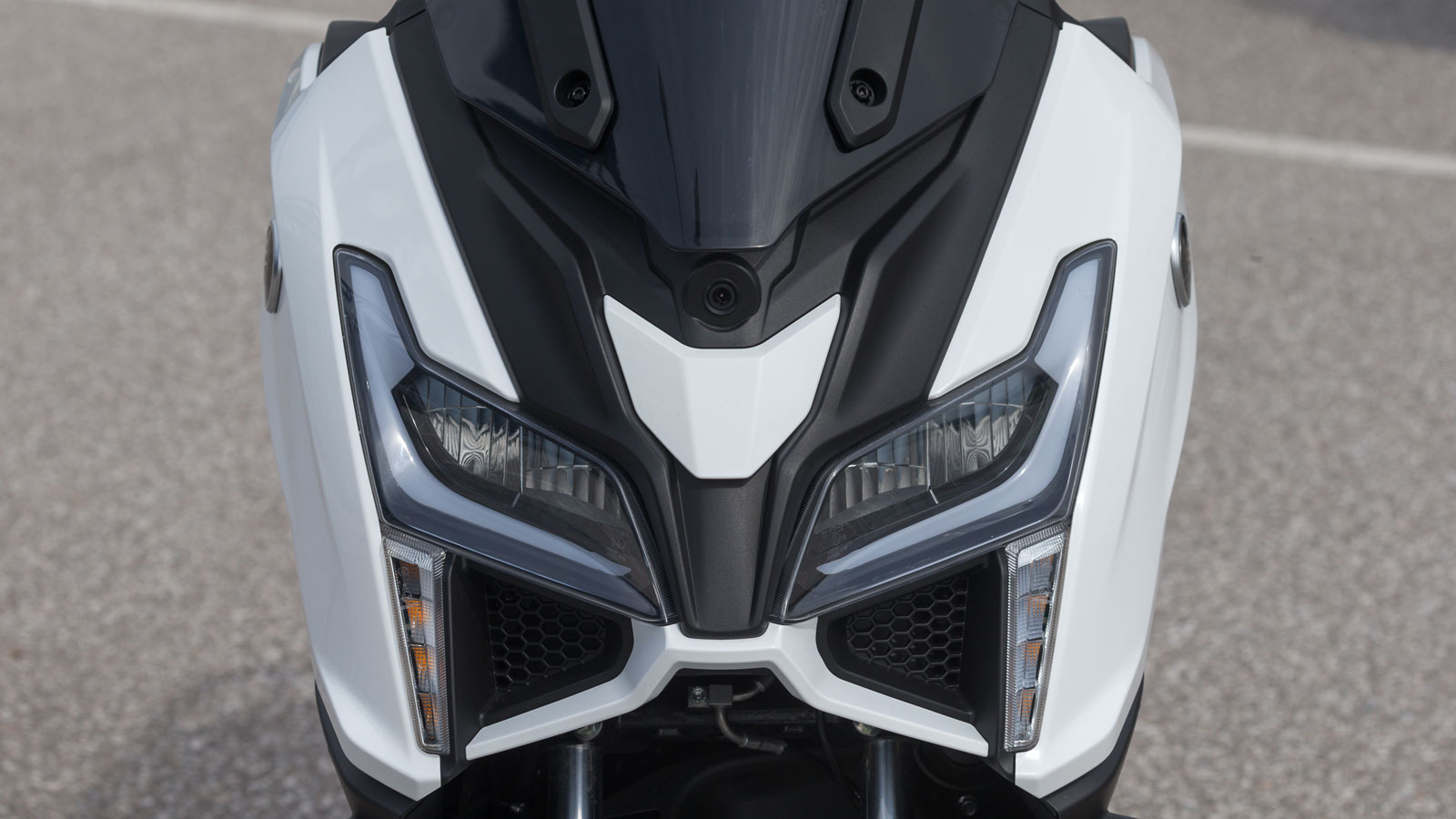 Πιο πάνω βρίσκεται η κάμερα καταγραφής (Dash Cam), ενώ την εικόνα ολοκληρώνει η ζελατίνα. 