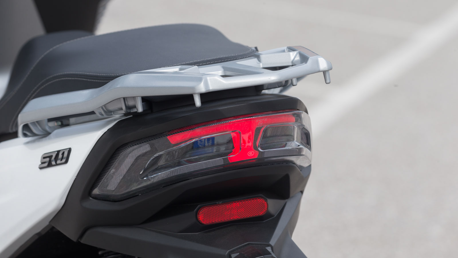 πό εκεί, οι γραμμές ακολουθούν μια κλασσική διάταξη μέχρι το πίσω φωτιστικό σώμα, στο οποίο το φωτιστικό σώμα παίρνει το σχήμα Τ, κάνοντας άμεσα αναγν