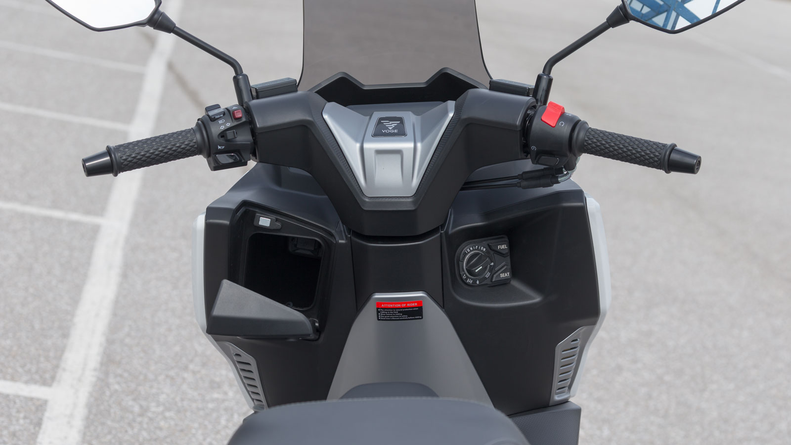 Τα πλαστικά που βρίσκονται στο μπροστινό μέρος και ο ανεμοθώρακας προστατεύουν επαρκώς από τα καιρικά φαινόμενα, ενώ κάτω από τη σέλα υπάρχει αποθηκευ