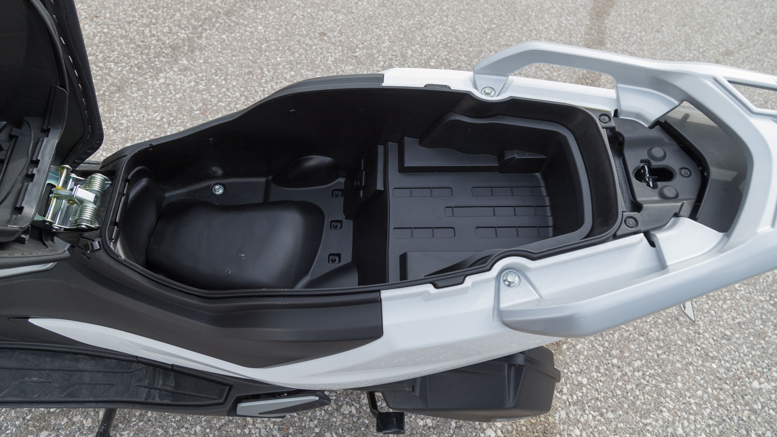 Χώρος κάτω από την σέλα.