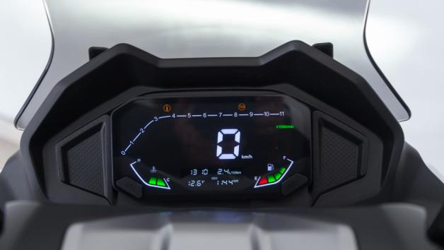  Η LED οθόνη παρέχει όλες τις απαραίτητες πληροφορίες στον αναβάτη, με την διάταξη να επιτρέπει τη γρήγορη απόσπαση πληροφορίας, χωρίς η προσοχή να χά