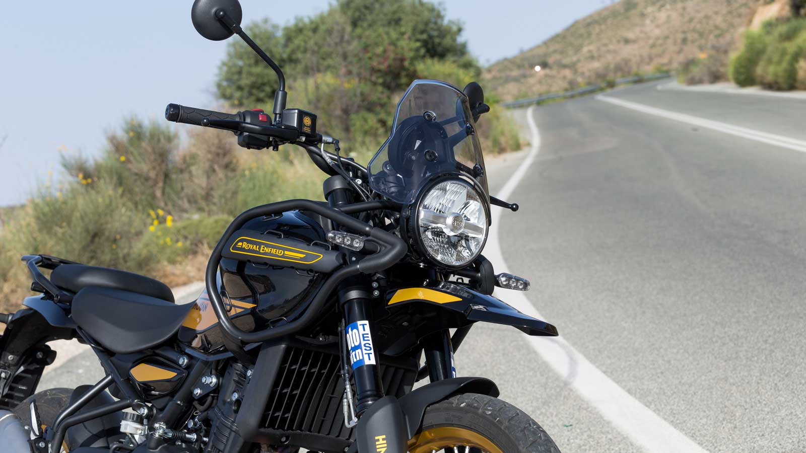 Αποκτά μια πολύ πιο ρέουσα μορφή από το σχετικά “τετραγωνισμένο” προηγούμενο μοντέλο, με μόνο κοινό γνώρισμα στη μούρη τον στρογγυλό LED π