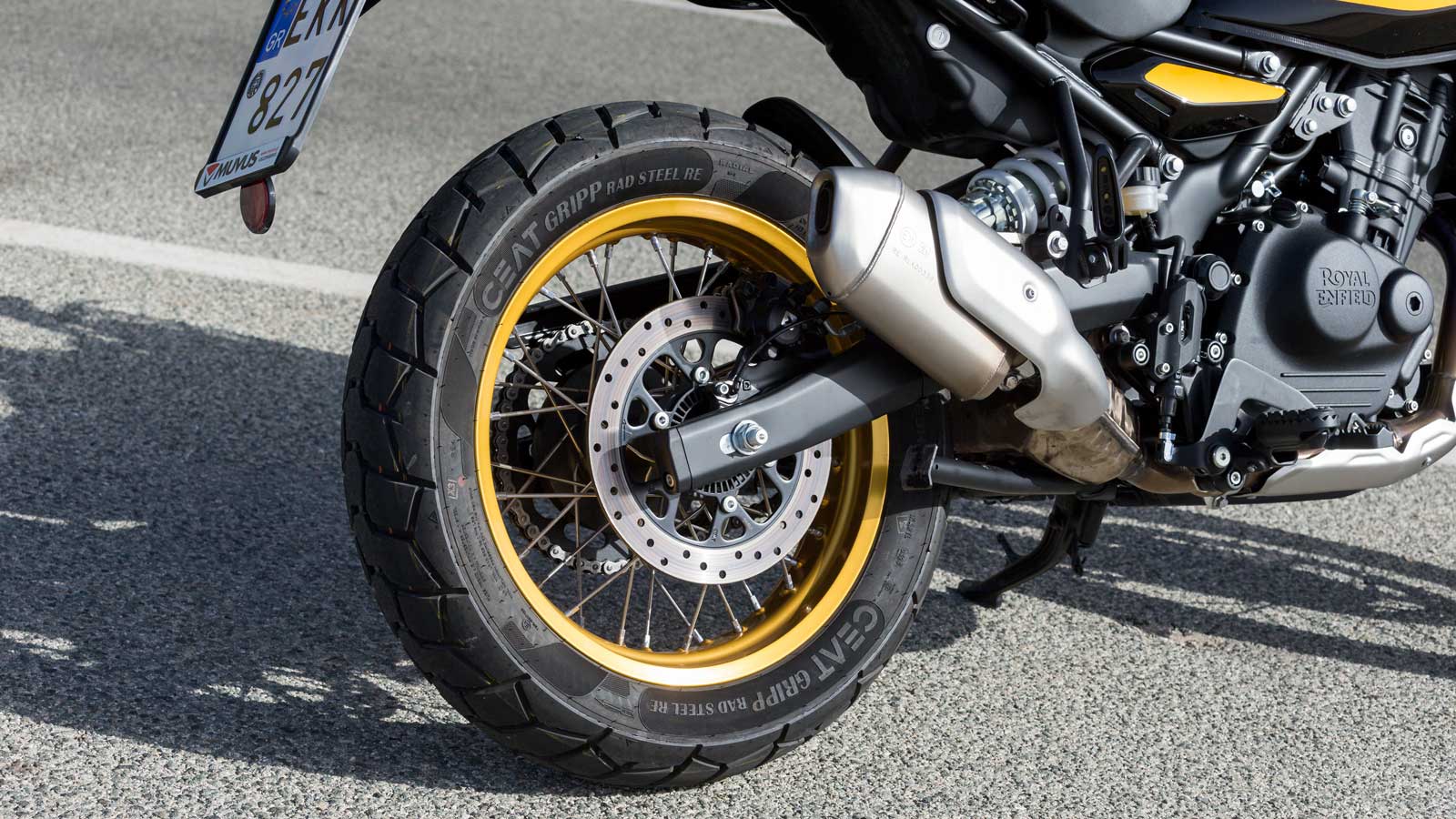 ο πλαίσιο της Himalayan 450 είναι ατσάλινο, σωληνωτό, με τον κινητήρα ως ενεργό μέλος του και «κεντράρει» περισσότερο προς την ακαμψία παρά προς την ε