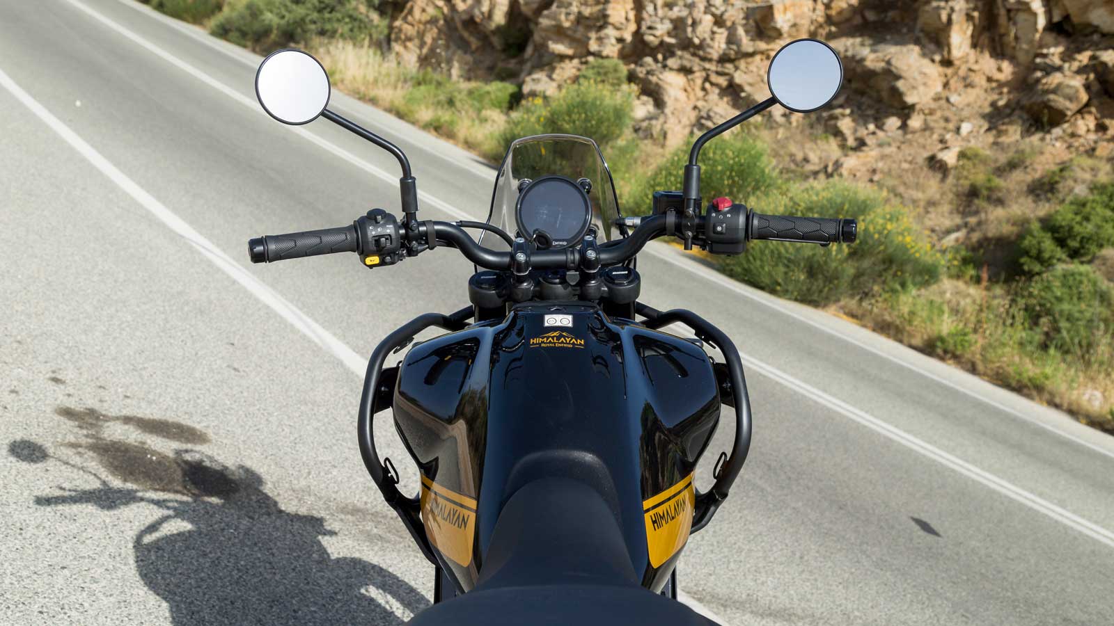 Παρά το μεγάλωμα του ντεπόζιτου, την ένταξη ψυγείου και τα περισσότερα κυβικά, η νέα Himalayan είναι κατά 3 κιλά ελαφρύτερη από τον προκάτοχό της, στα