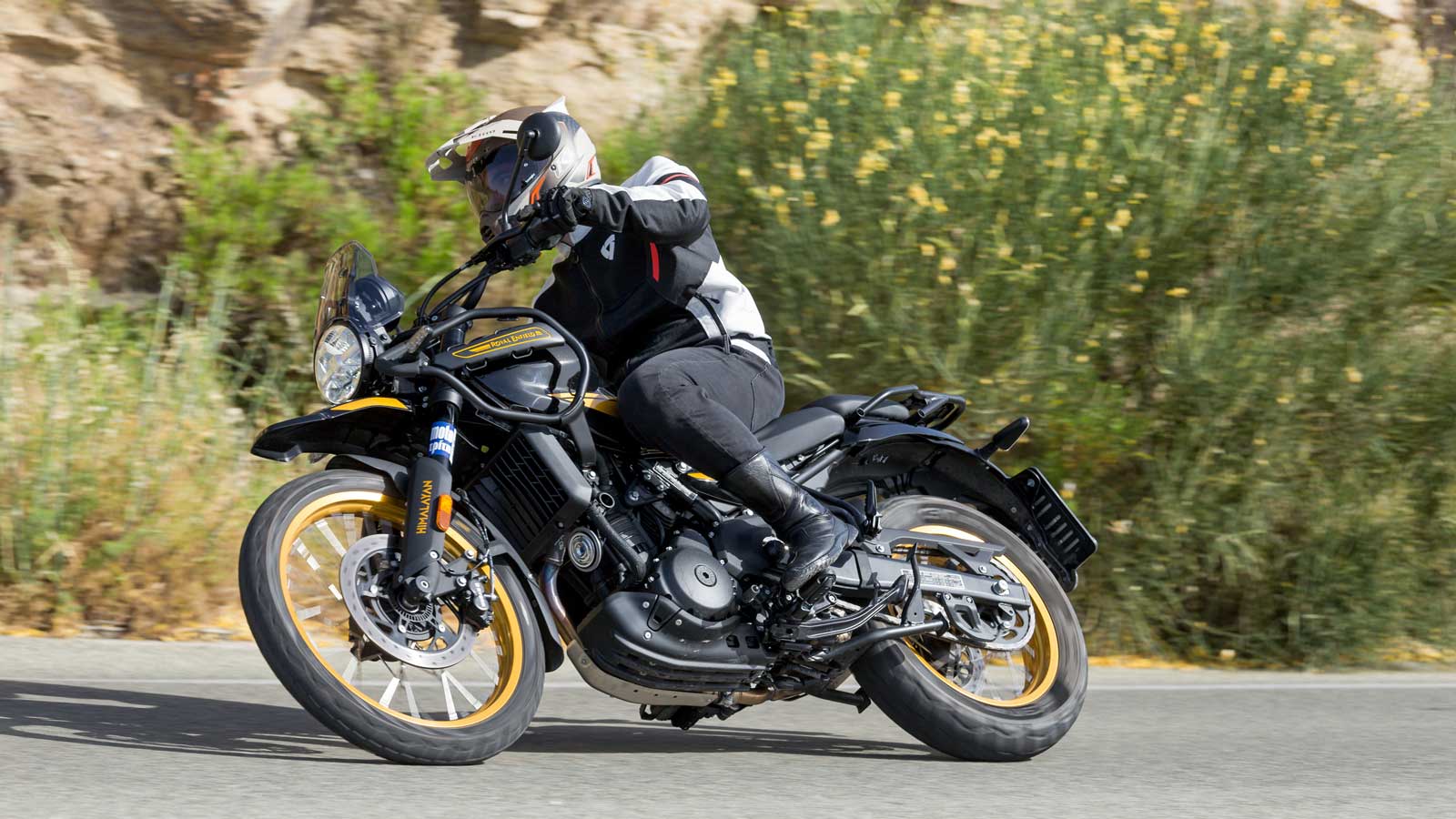 Φτάνοντας στα τέλη του 2023 η Royal Enfield παρουσίασε επίσημα τον “διάδοχο” της Himalayan 411, με δυνατότερο κινητήρα και - κατά δηλωσή τ