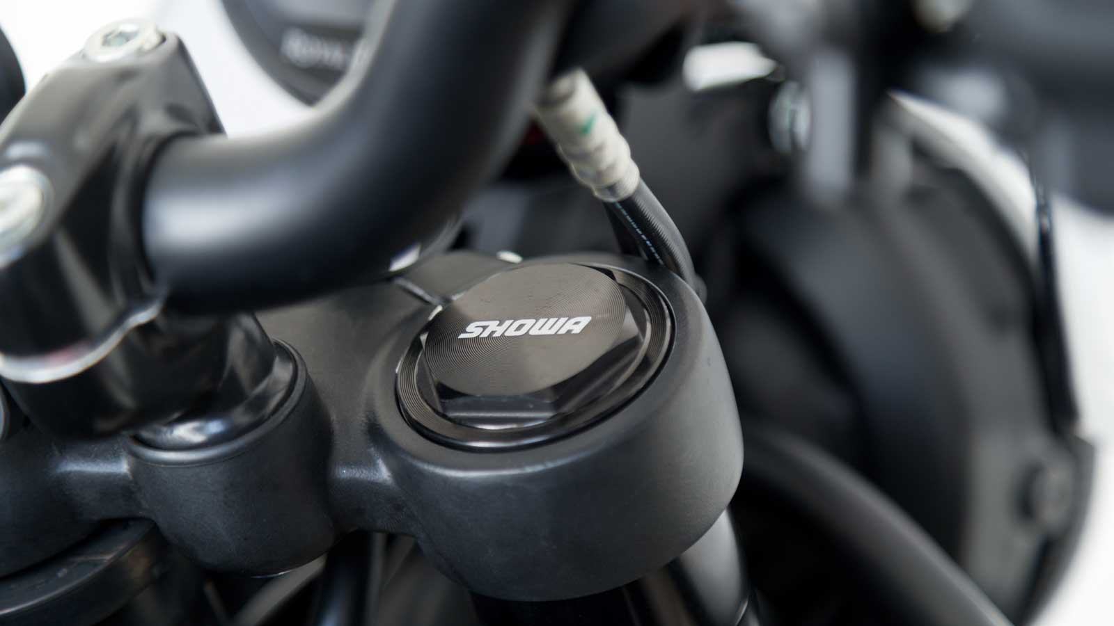 Στις αναρτήσεις συναντάμε ένα ανεστραμμένο πιρούνι της Showa, 43mm με διαδρομή 200mm, ενώ πίσω έχουμε ένα κεντρικά τοποθετημένο αμορτισέρ ίδιας διαδρο