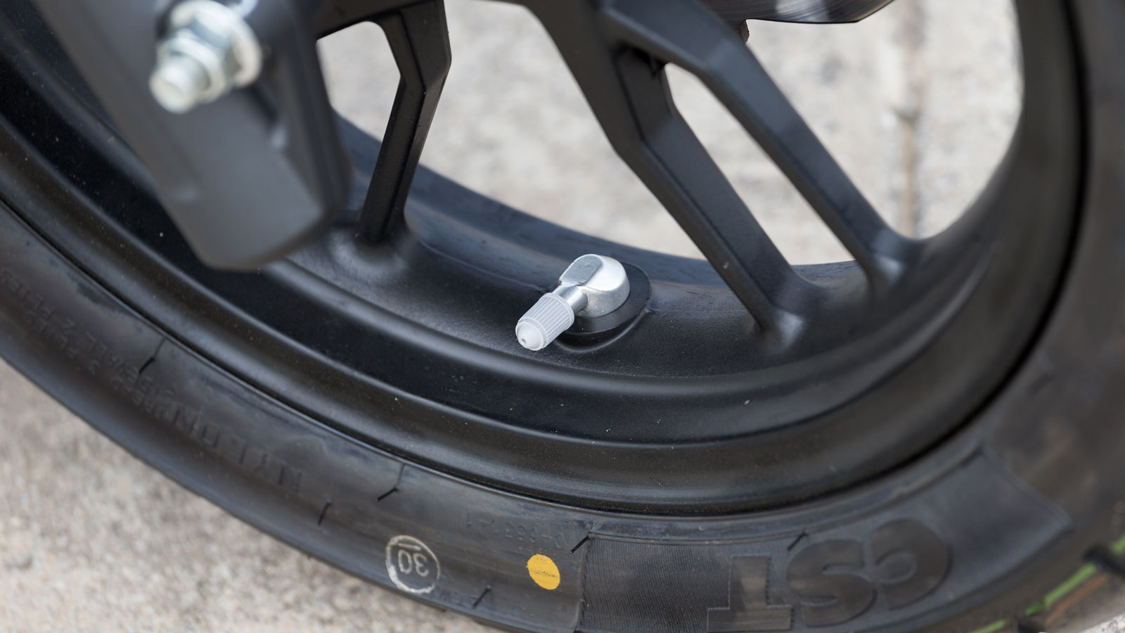 Tα ελαστικά είναι διαστάσεων 110/80-14 και 130/70-13 εμπρός και πίσω αντίστοιχα.