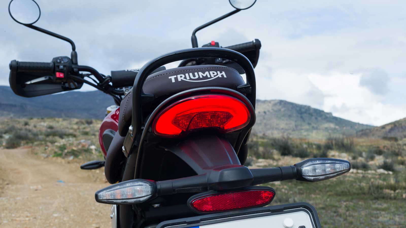 Μεταλλική χειρολαβή συνεπιβάτη.