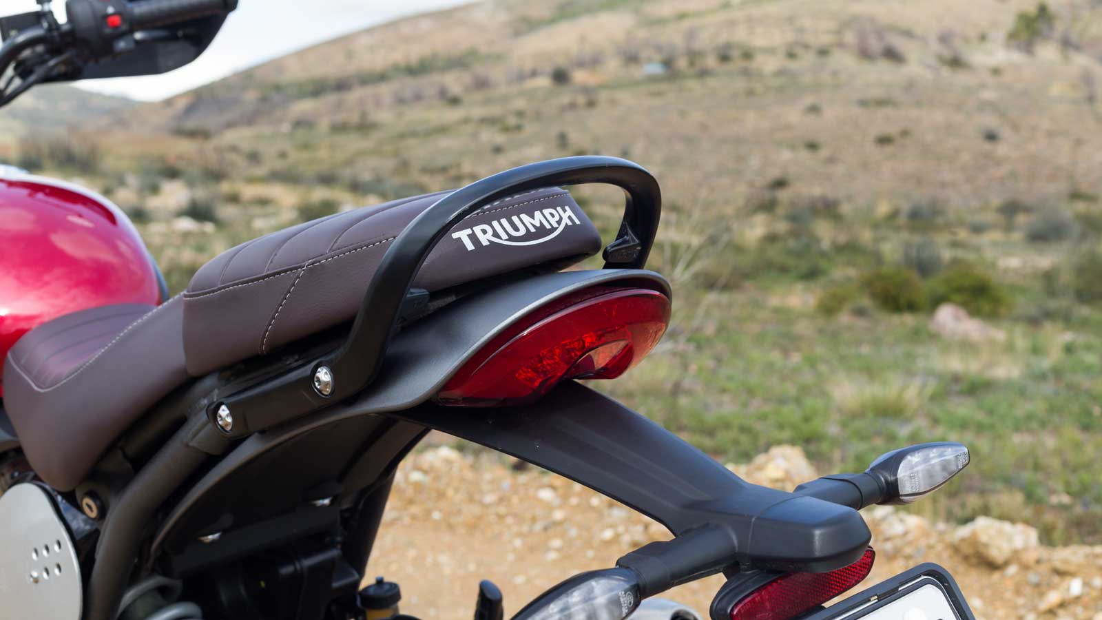 Μεταλλική χειρολαβή συνεπιβάτη.