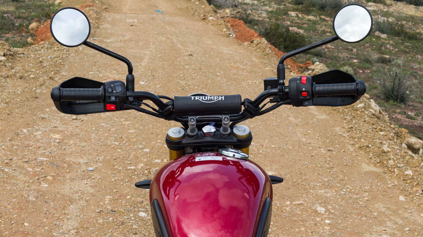 Στη θέση οδήγησης την παράσταση κλέβει το φαρδύ τιμόνι.