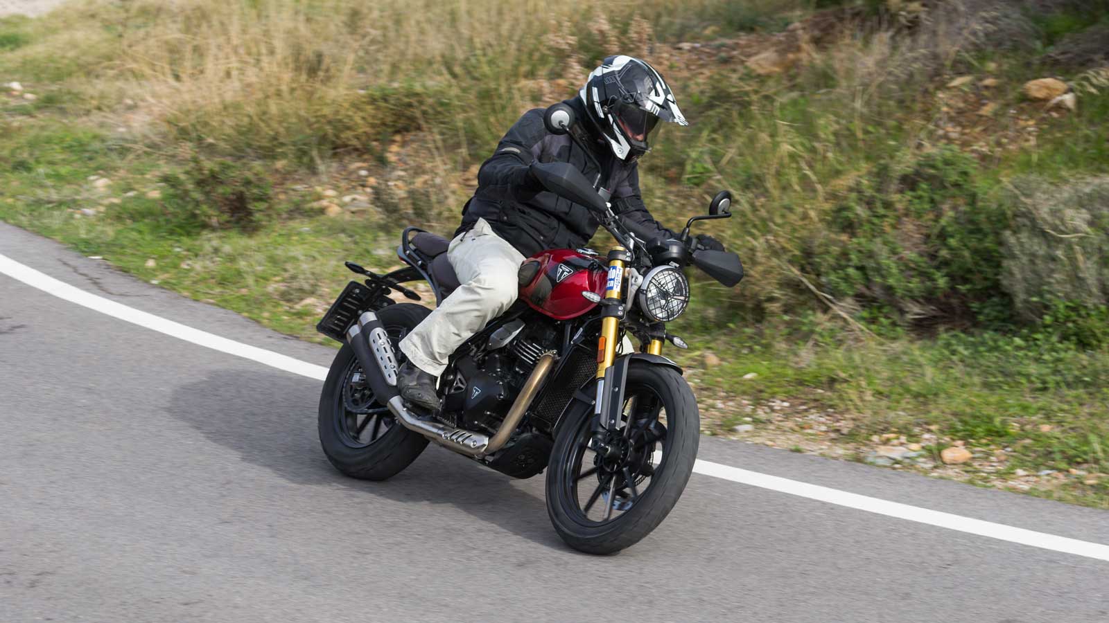 Ταυτόχρονα παραμένει ήρεμη και χρηστική ως καθημερινή μοτοσυκλέτα.