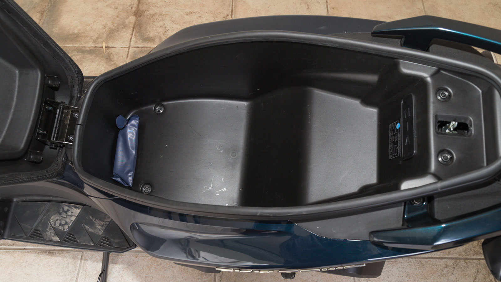 Κάτω από τη σέλα βρίσκεται αποθηκευτικός χώρος 32 λίτρων, επαρκής για την τοποθέτηση ενός full-face κράνους