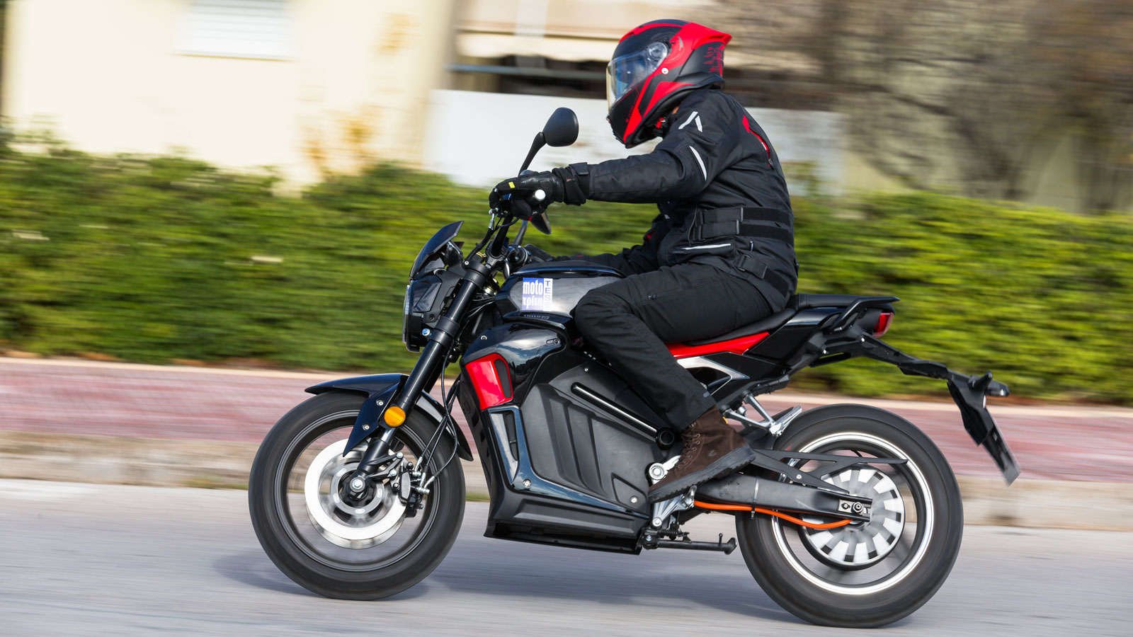 Ανετη και σπορ θέση οδήγησης με καλά μελετημένο εργονομικό τρίγωνο.