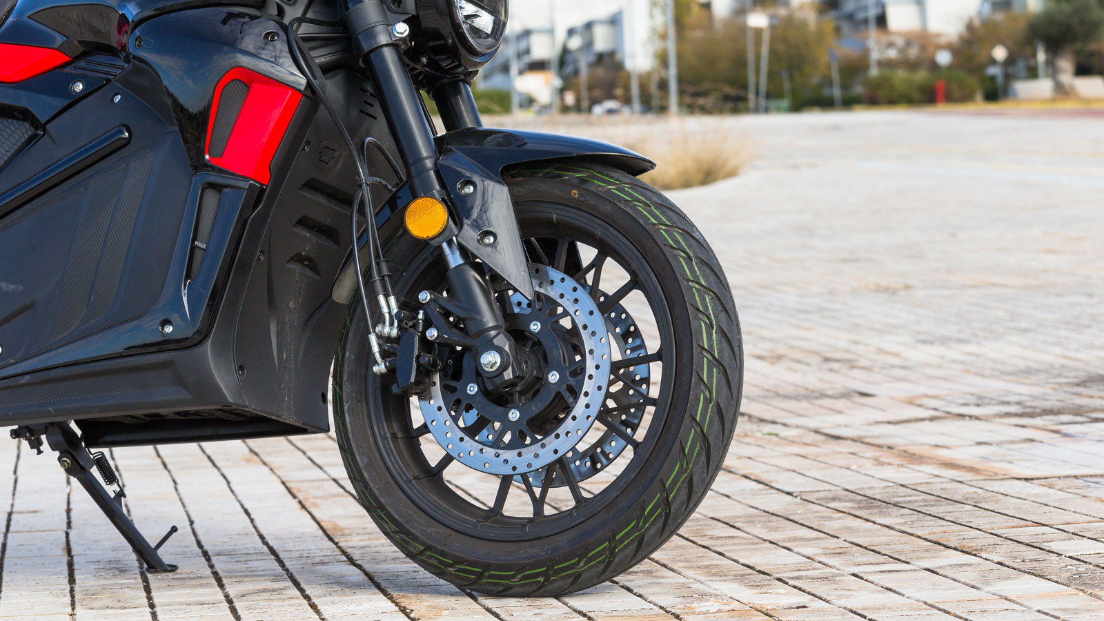 Ανεστραμμένο πιρούνι μπροστά με δύο δίσκους.