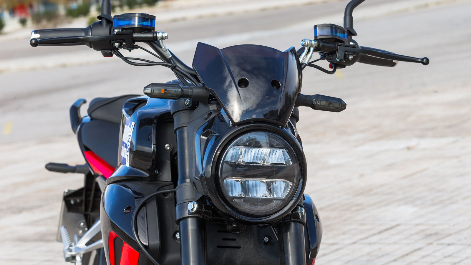 LED φωτιστικά σώματα και φλας.