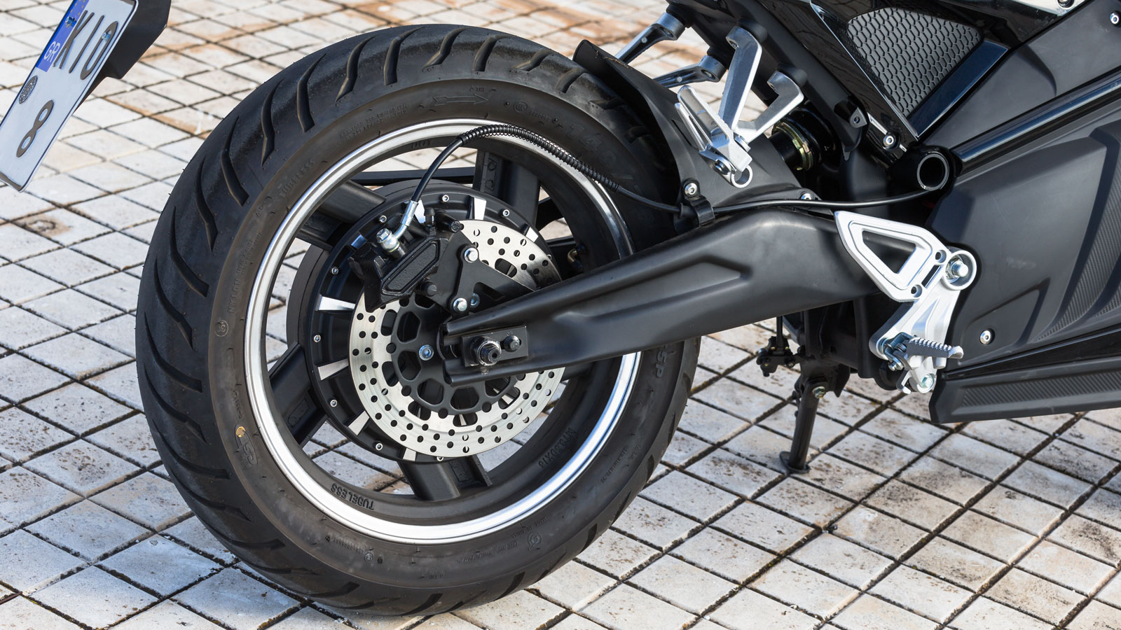 Μονός δίσκος πίσω. Τα φρένα διαθέτουν σύστημα συνδυασμένης πέδησης CBS.