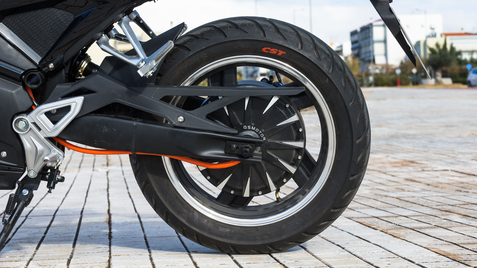 Ηλεκτροκινητήρας 4000W με 3 προγράμματα οδήγησης.