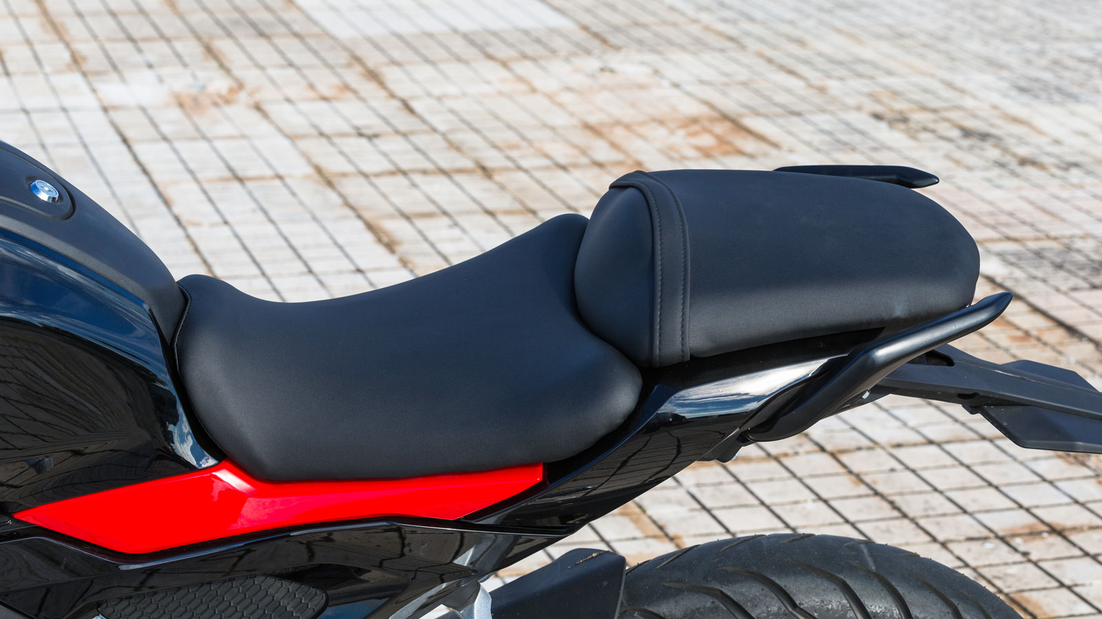 Ανετη σέλα και για το συνεπιβάτη με πρακτικές χειρολαβές.