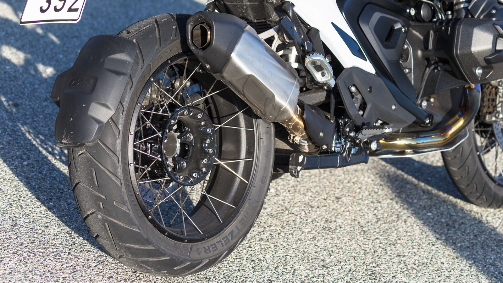 Μακρύτερο ψαλίδι και νέα εξάτμιση με κοντό τελικό.