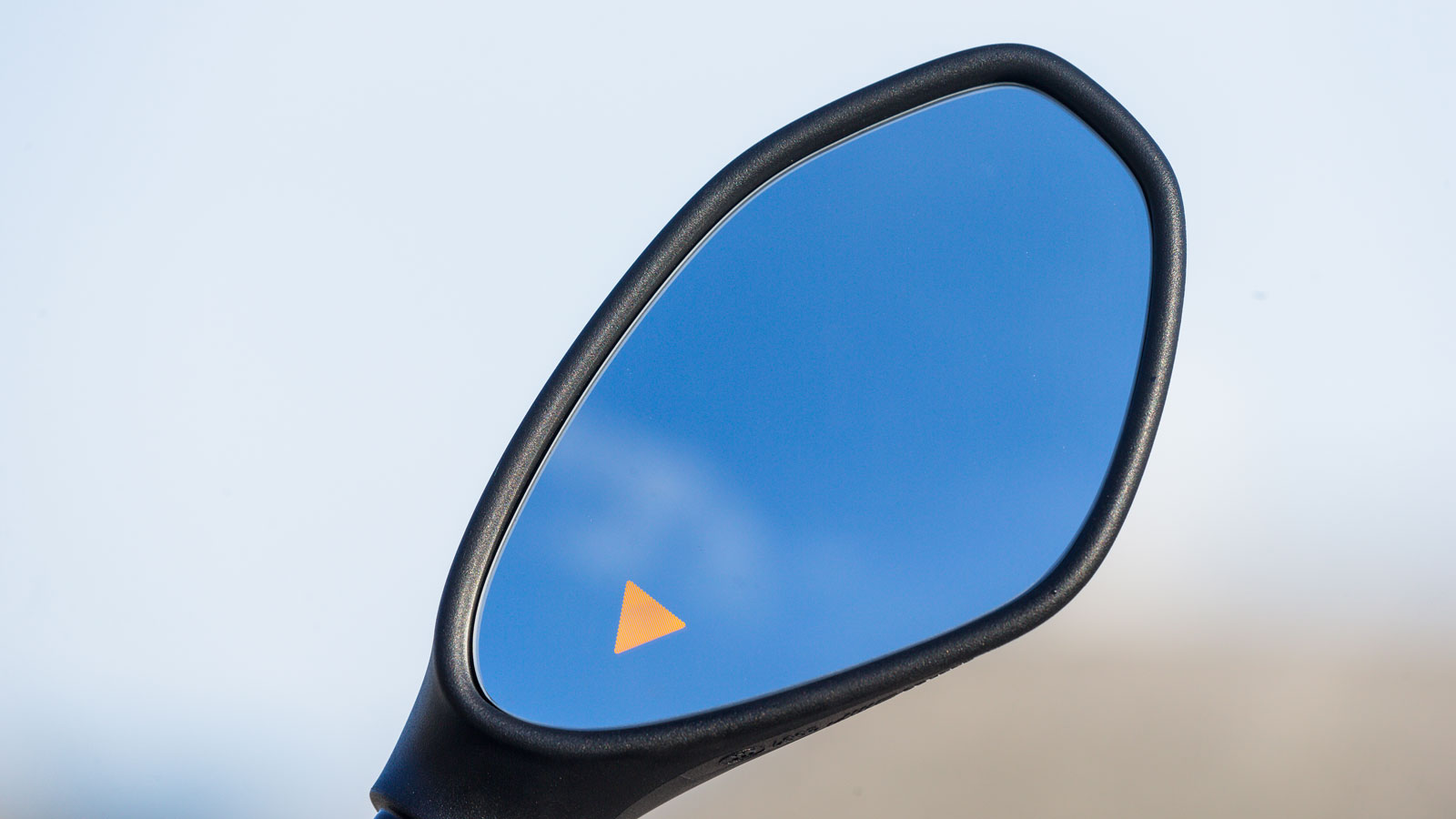 Τα εμπόδια στις νεκρές γωνίες εμφανίζονται ως μικρές ενδείξεις πάνω στους καθρέφτες.