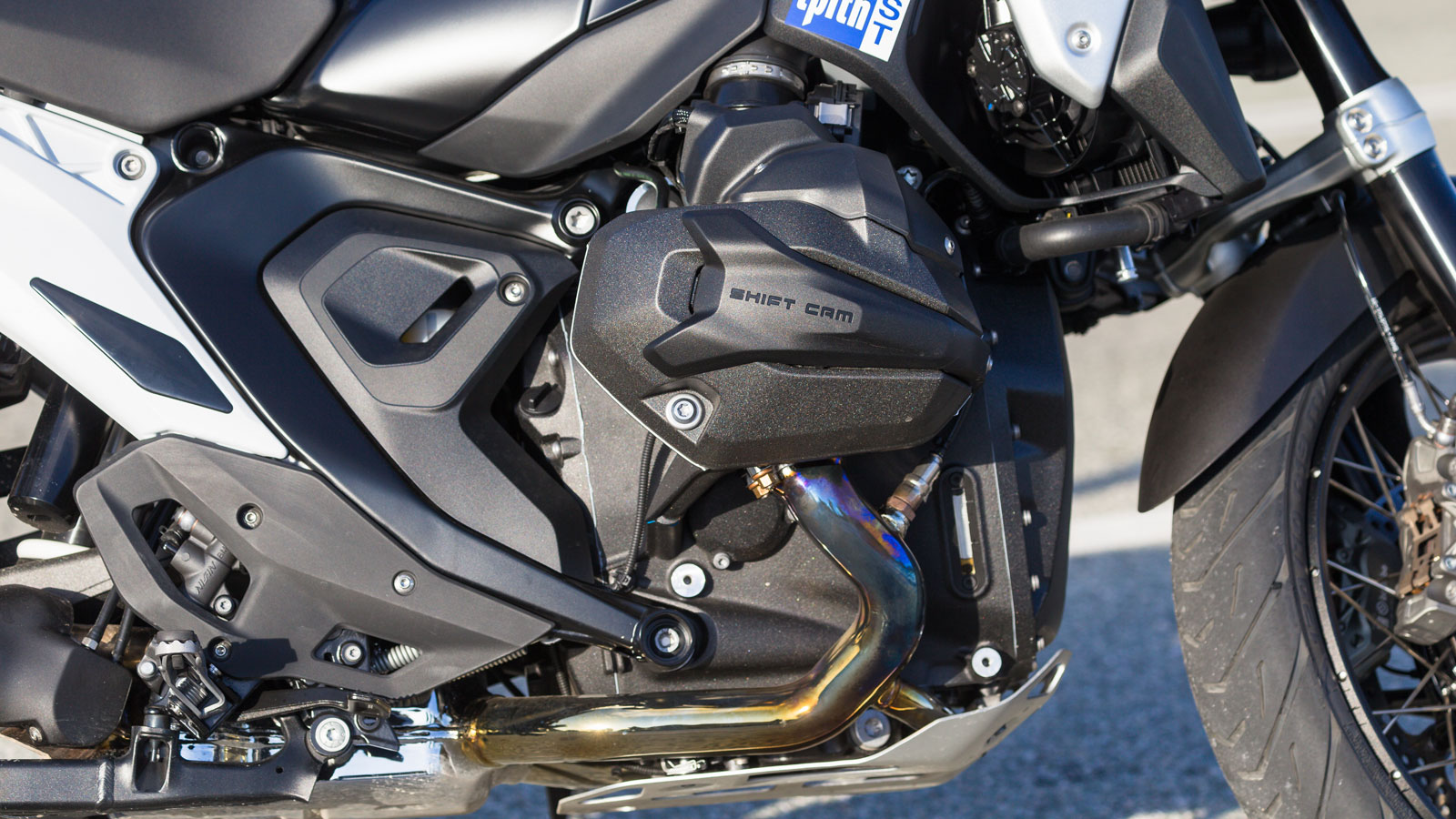 4 riding modes (Eco, Rain, Road, Enduro) τα οποία μεταβάλλουν την απόδοση και την απόκριση του κινητήρα.