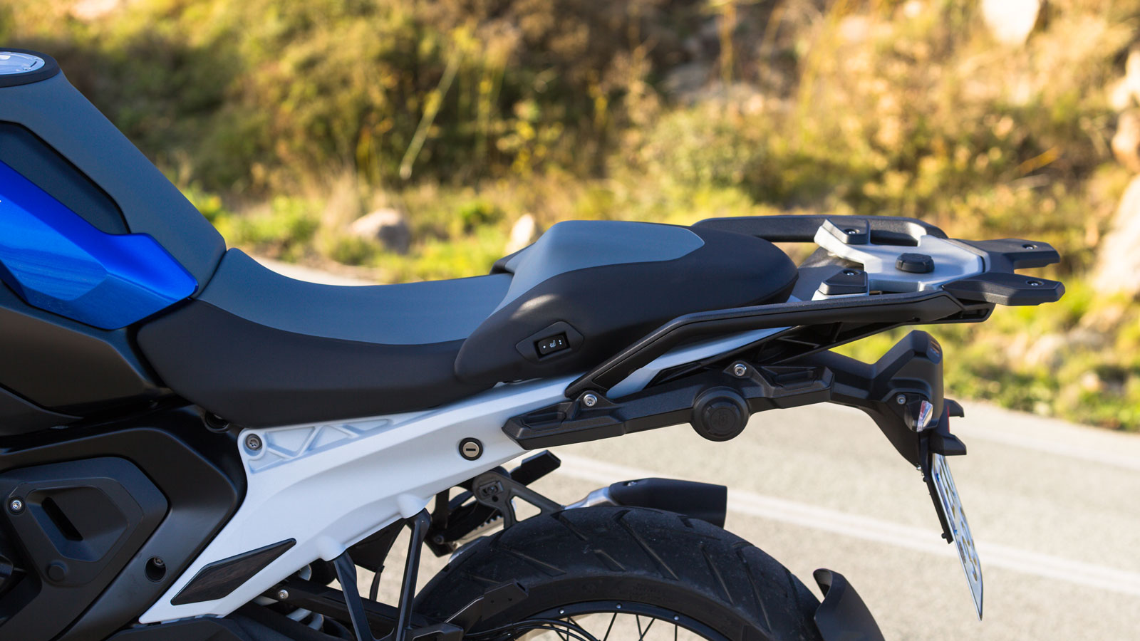 Σέλα με υψηλότατα επίπεδα άνεσης και θερμαινόμενη λειτουργία, ξεχωριστή για αναβάτη και συνεπιβάτη.